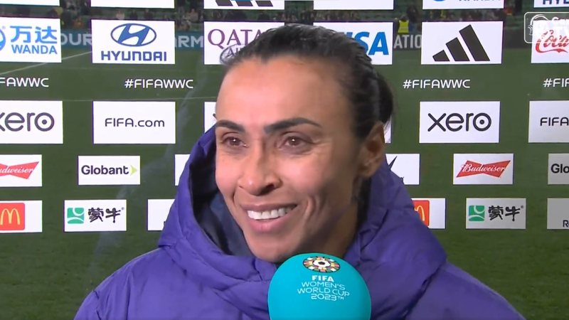 Folha de notícias SAJ  Marta faz desabafo emocionante após eliminação em  última Copa do Mundo da carreira; assista